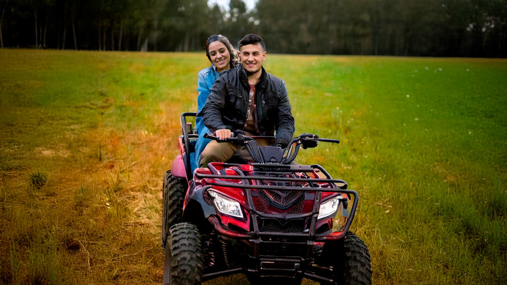 pareja en cuatrimoto